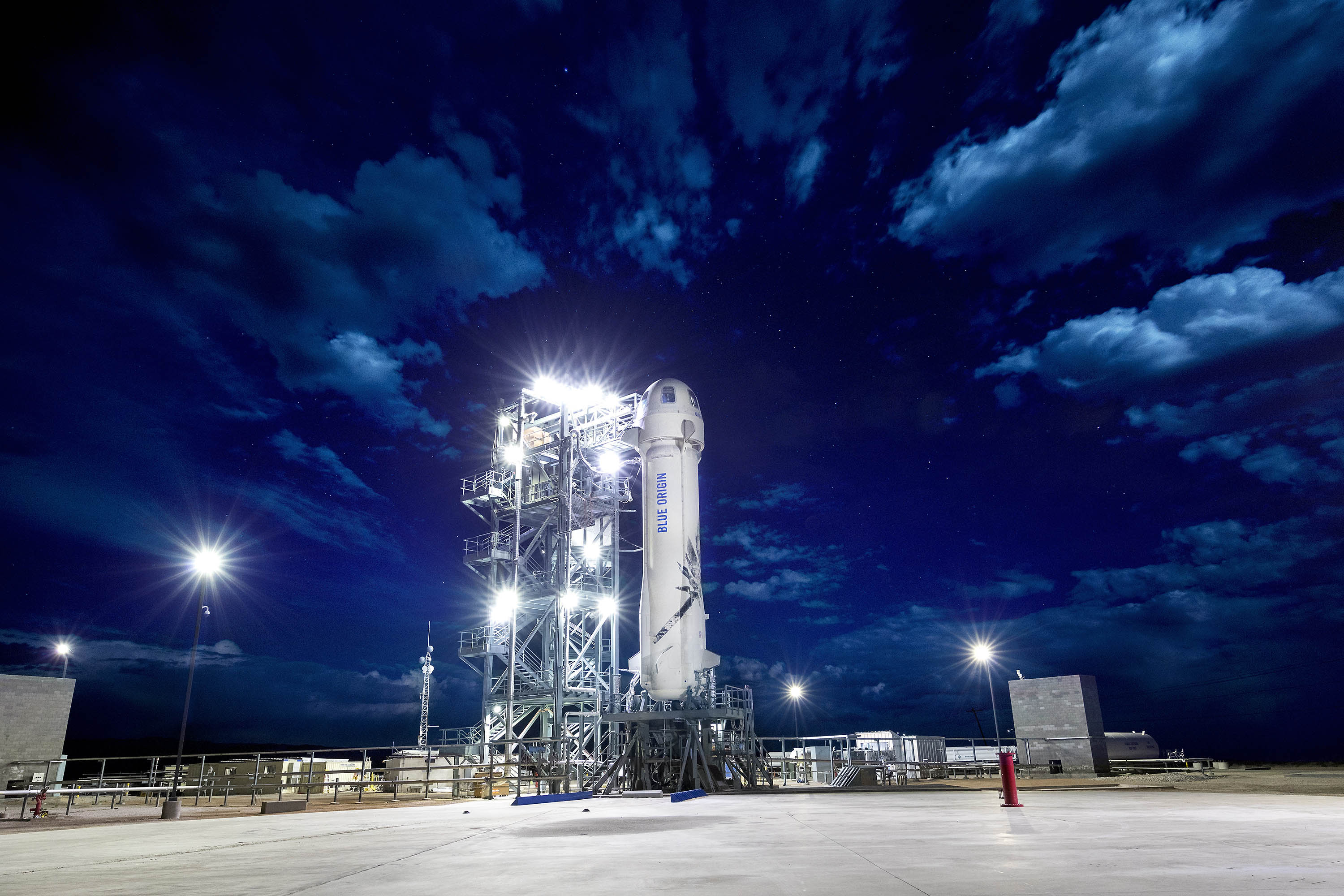 BlueOrigin_NewShepard_M8_MorningOnLaunchPad
