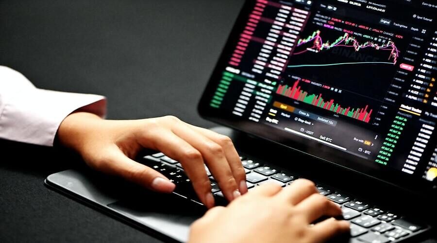 Cryptocurrency, Cryptocurrency trading, crypto market, cryptocurrency exchange, investors, traders, physical gold, trading