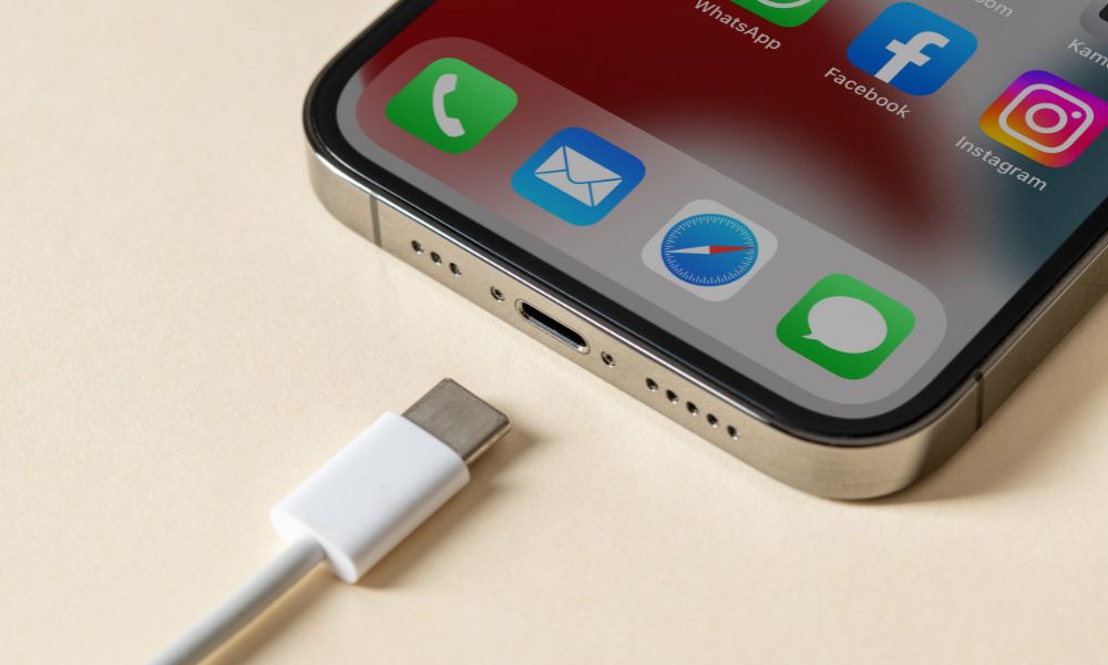 iPhone 15 USB port