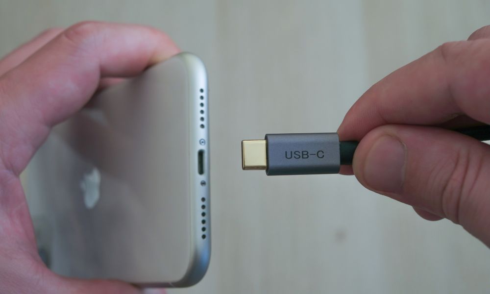 iPhone 15 USB port